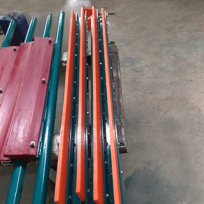 Décapant de bande de conveyeur de polyuréthane je type grattoir diagonal de charrue pour la ceinture de retour